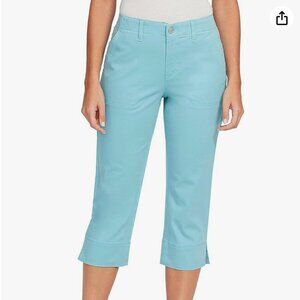 Women’s size 10 Gloria Vanderbilt gently used blue capri pants with elastic